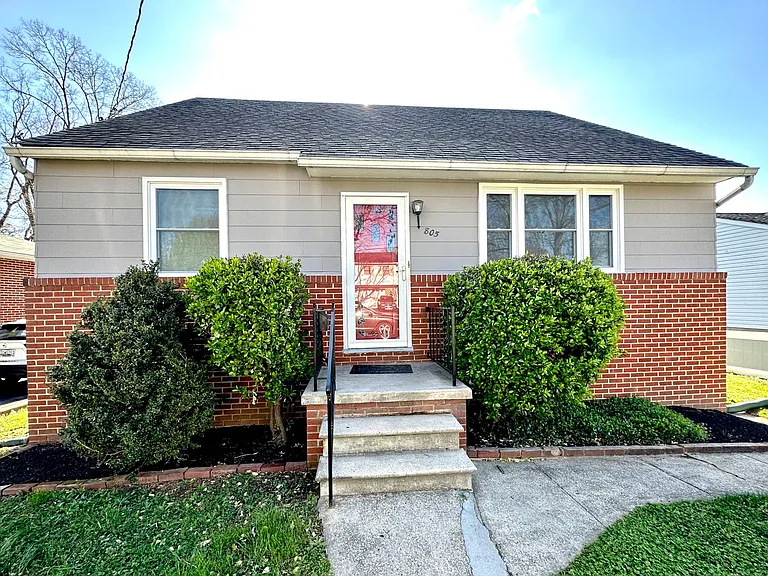 805 N Woodward Dr — Photo 1