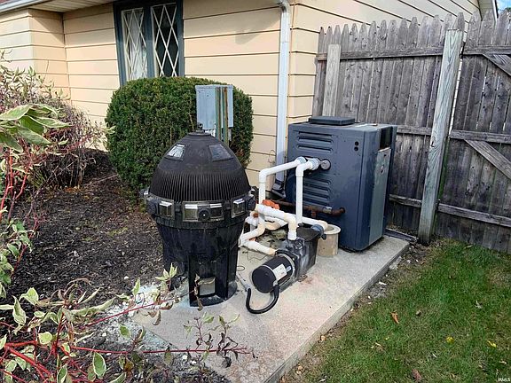 3rd image of 3211 Devereux Dr