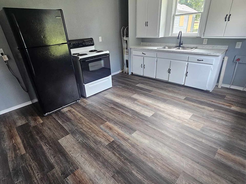 2nd image of 826 Bennett Cir