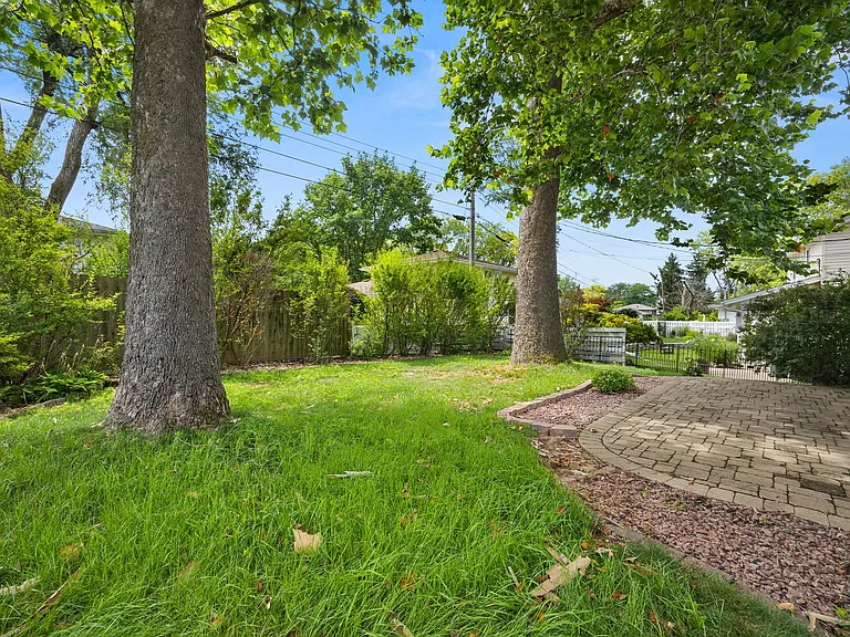 2526 W Huntington Dr — Photo 32