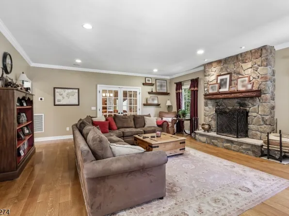 4 Holmehill Ln, Roseland Boro, NJ 07068
