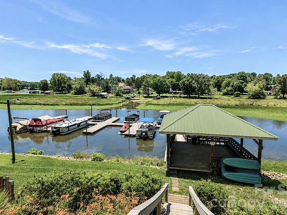 3rd image of 105 Lake Top Ln