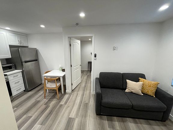 4th image of 6119 Topeka Dr #B