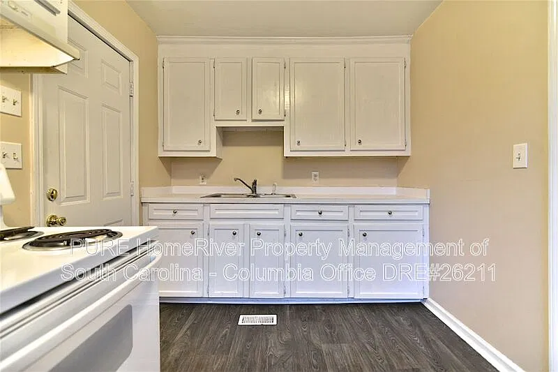 2 bed, 1.0 bath, 696 sqft, $995 — Photo 2
