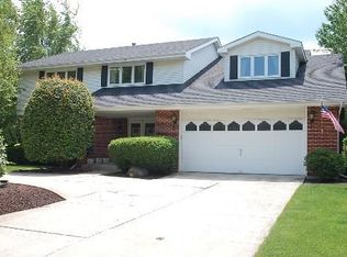 500 Leonard Ln, Burr Ridge, IL 60527