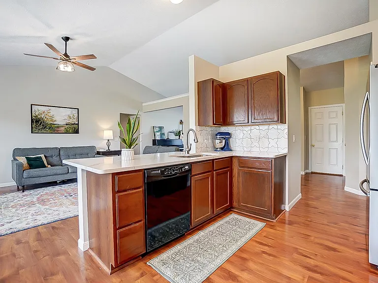 1442 Observatory Dr — Photo 13