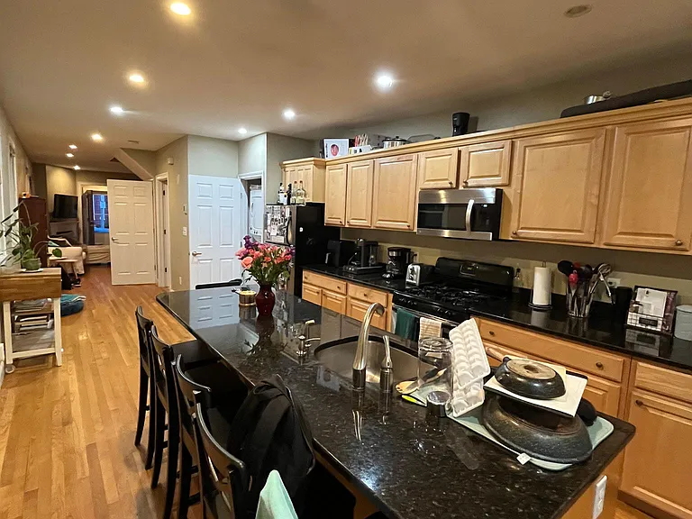 877 E 4th St — Photo 3