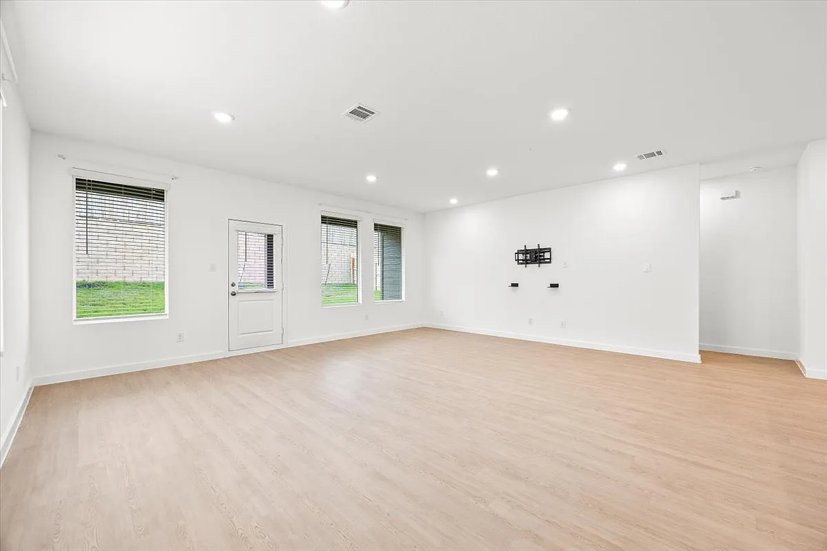 4 bed, 2378 sqft, $2,450 — Photo 4