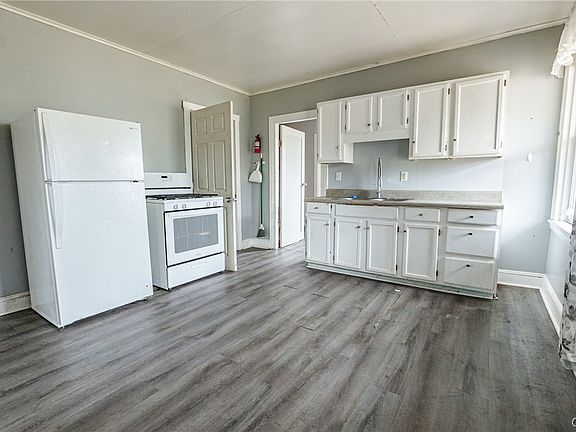2nd image of 207 Kossuth St