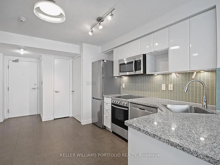 15 Fort York Blvd W #3907 — Photo 31