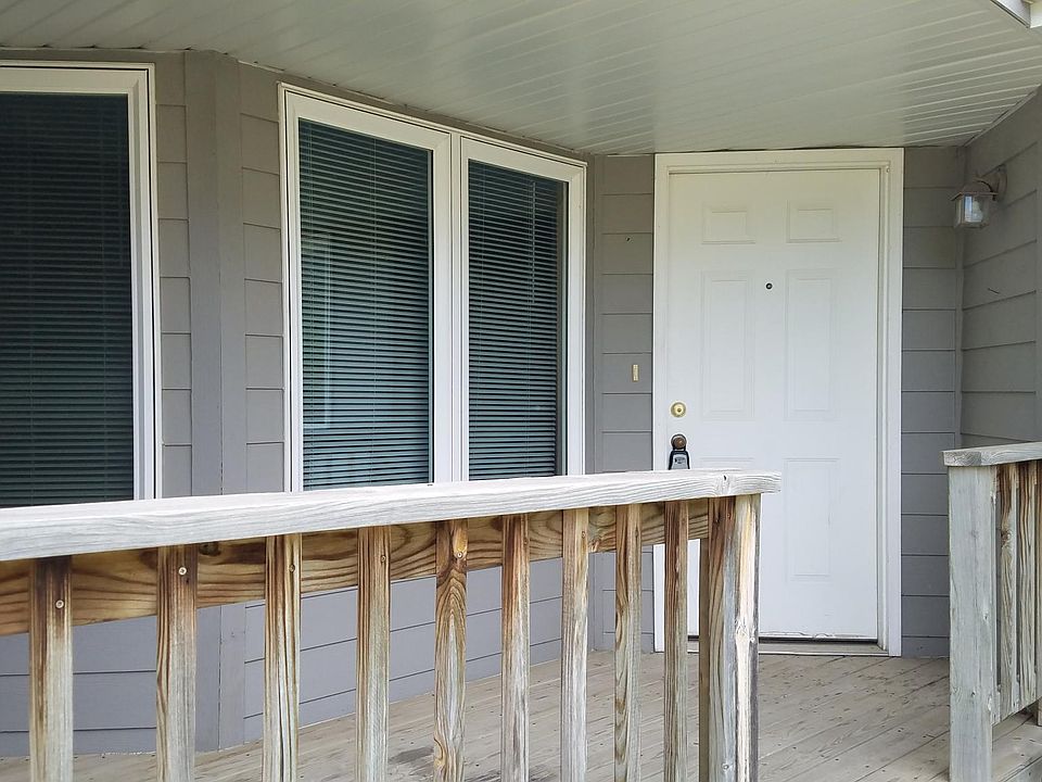 Covered front porch and covered back deck-rain or shine!
