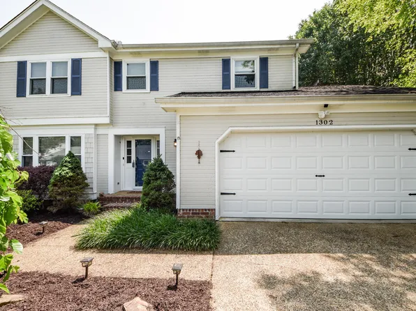 1302 Village Green Dr, Hixson, TN 37343