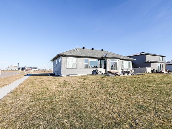 3rd image of 1089 Larkin Ln W