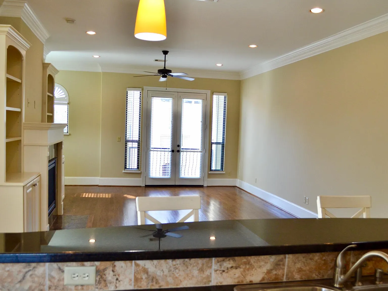 2 bed, 2.5 bath, 1594 sqft, $2,200 — Photo 2