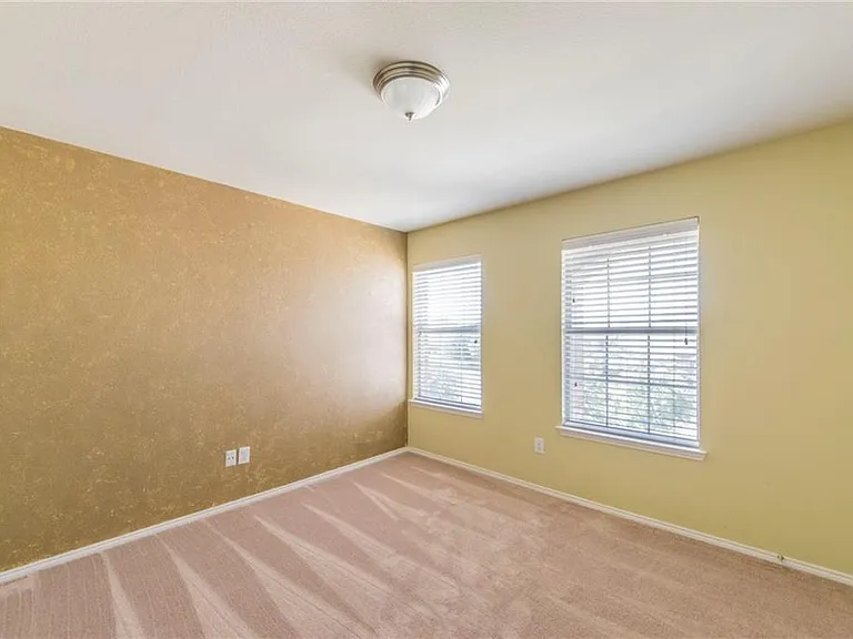 560 Griffith Dr — Photo 13