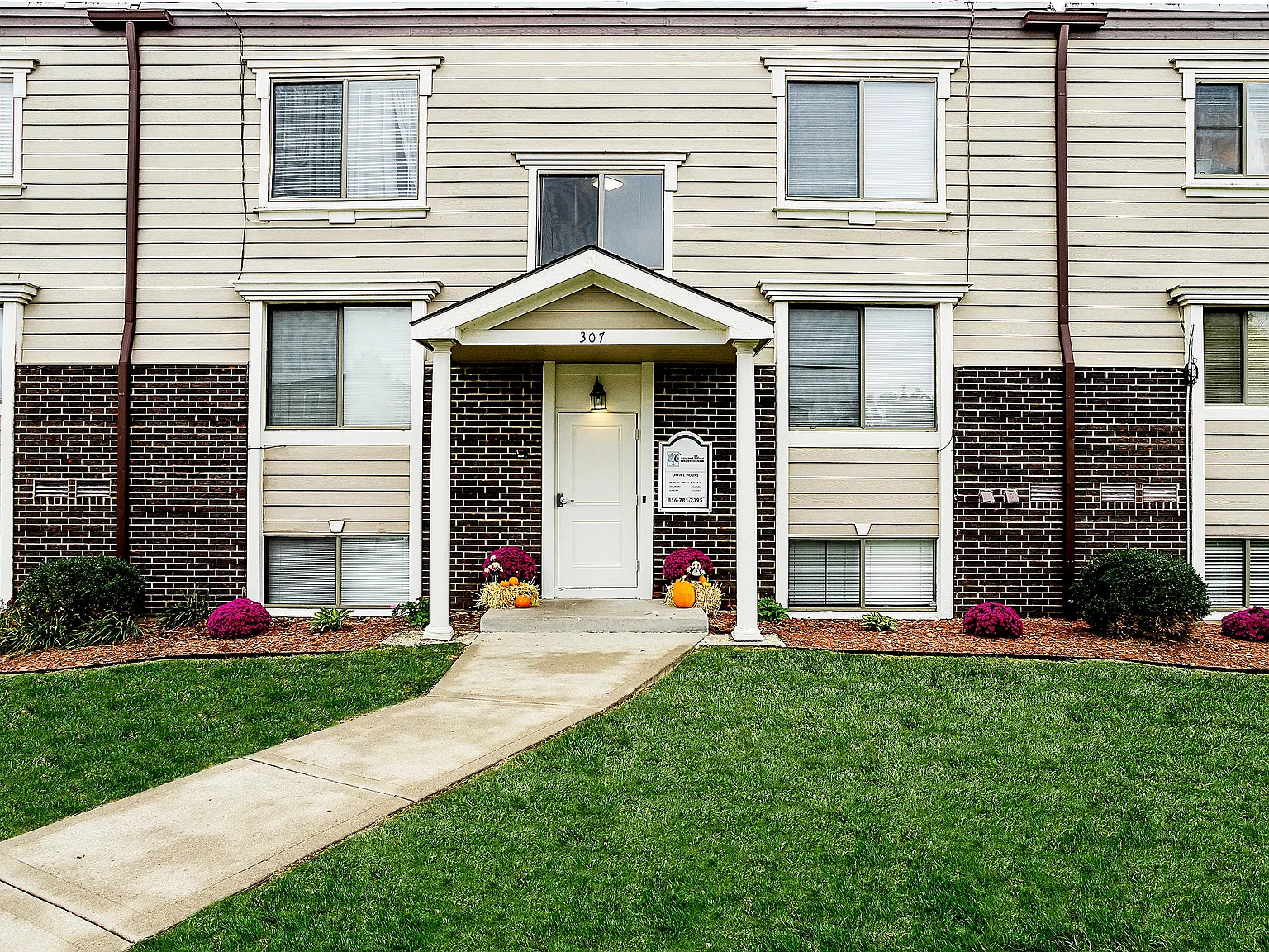 Crossroads Village Apartments — Photo 3