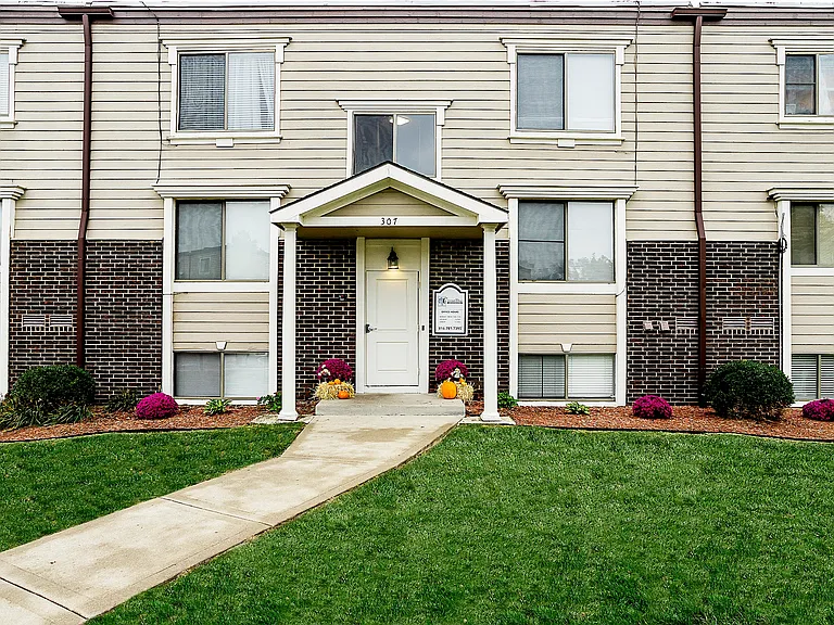 Crossroads Village Apartments — Photo 3