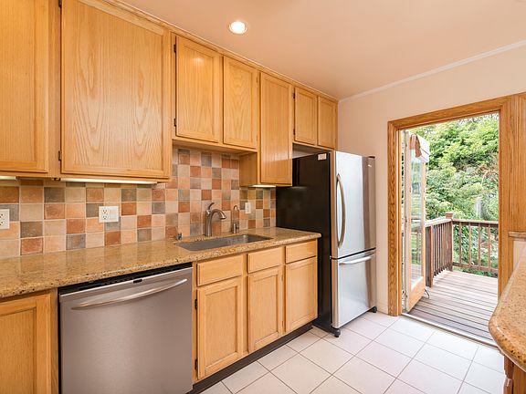 5th image of 844 Dartmouth St