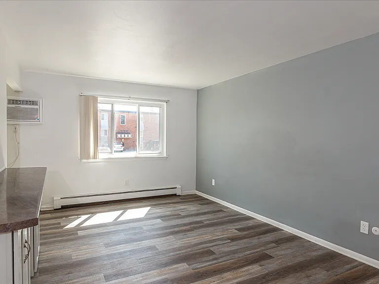 Hillsdale Apartments — Photo 9