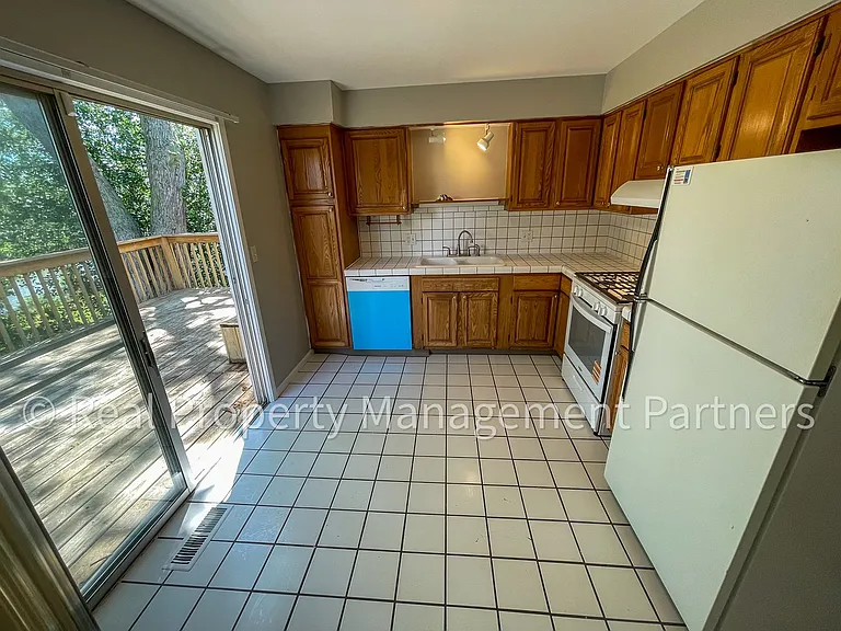 3920 Camelot Dr SE — Photo 6