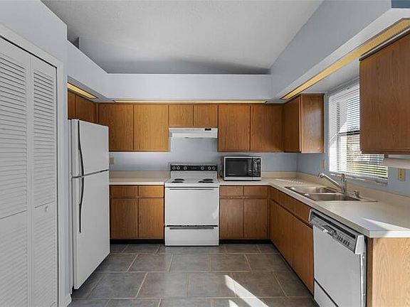 5th image of 908 Halifax Dr