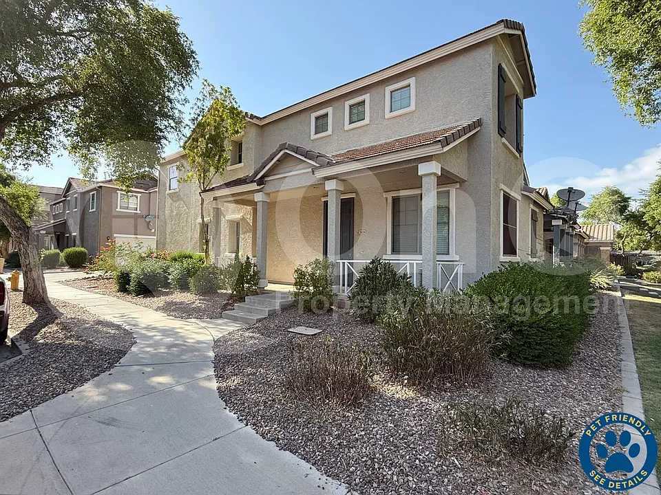 3834 E Santa Fe Ln
