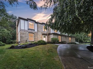 31037 N Park Dr, Farmington Hills, MI 48331