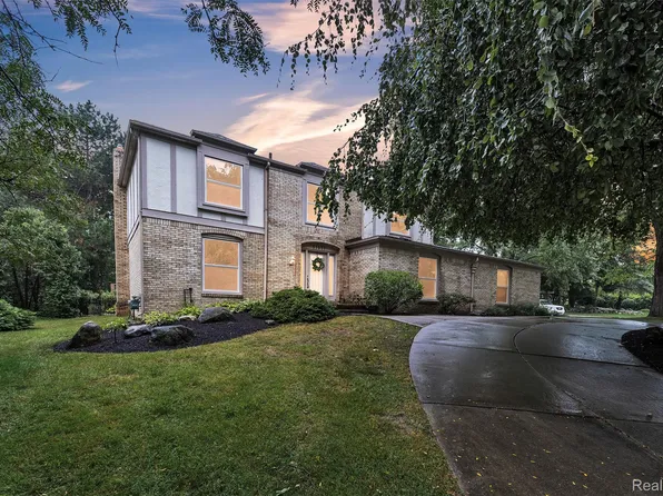 31037 N Park Dr, Farmington Hills, MI 48331