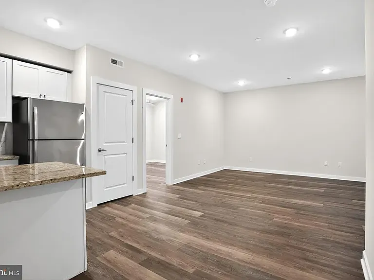 4217 Chestnut St #304 — Photo 12