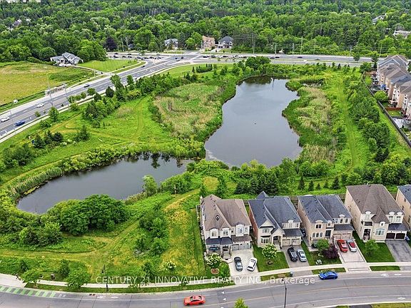 5th image of 13 Royal West Dr