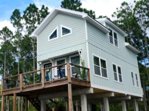 188 West Dr, Carrabelle, FL 32322