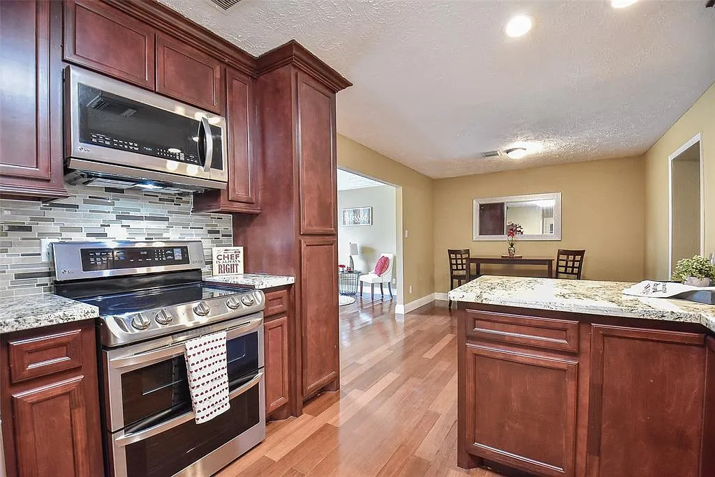 4 bed, 3.0 bath, 1900 sqft, $1,594 — Photo 4