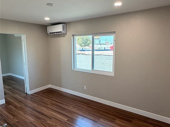 4th image of 215 W 23rd St