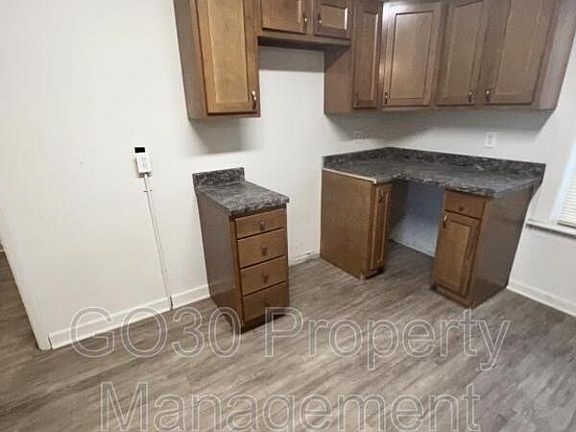 4th image of 403 Steel St