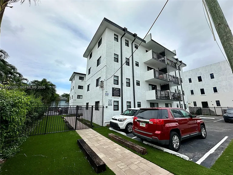 529 SW 4th St #301 — Photo 33