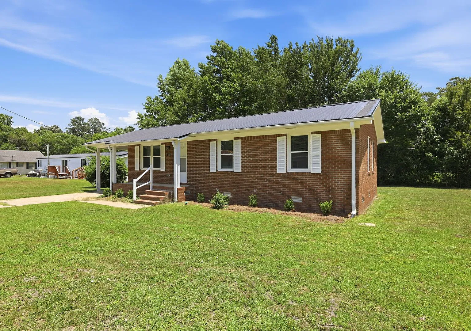 Charming 1,025 sq ft single-family home offering 3 bedrooms and 2 full bathroomsperfect for comfo... — Photo 4