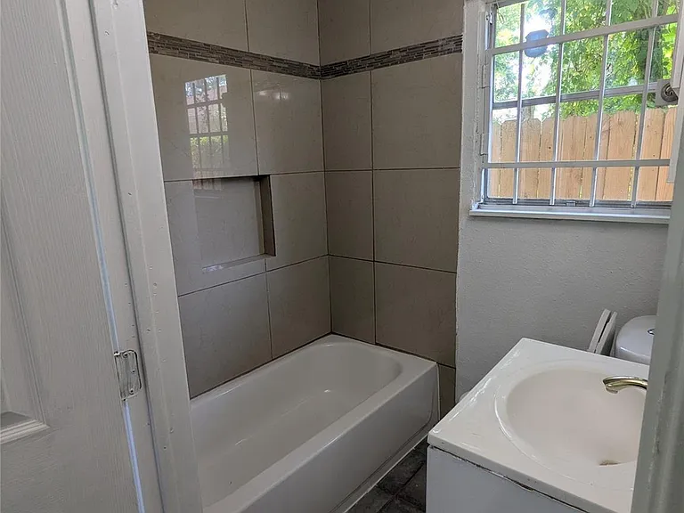 9129 Oak Knoll Ln — Photo 9