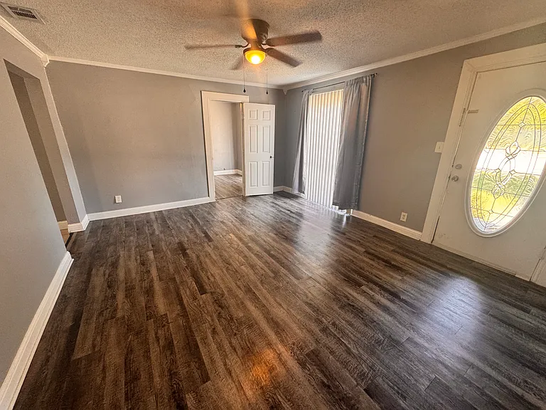 130 W Avenue D — Photo 2