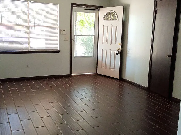 306 W Michael Dr — Photo 3
