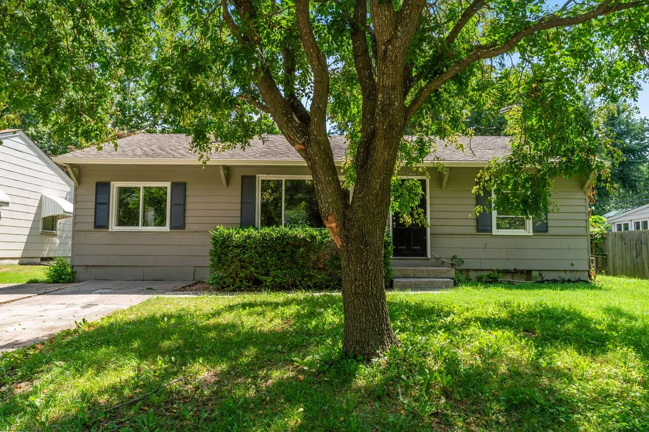 3 bed, 1.0 bath, 1075 sqft, $1,400 — Photo 2