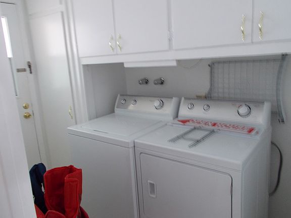 washer and dryer : Nice laundry area with lots of cabnets