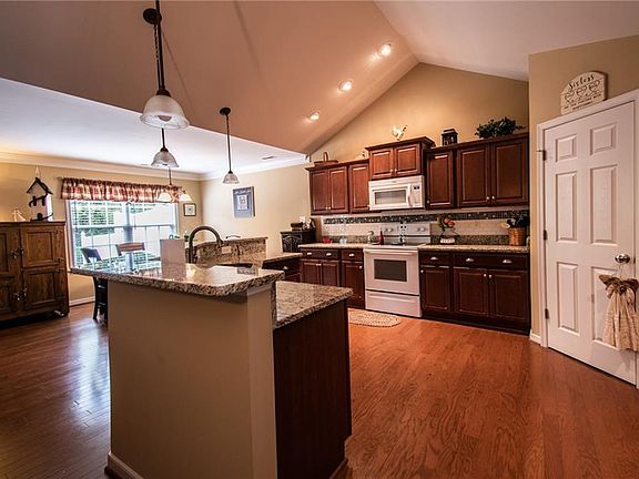 4th image of 8166 Janice Ave
