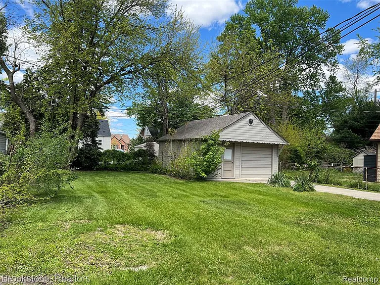 310 Albany St — Photo 3