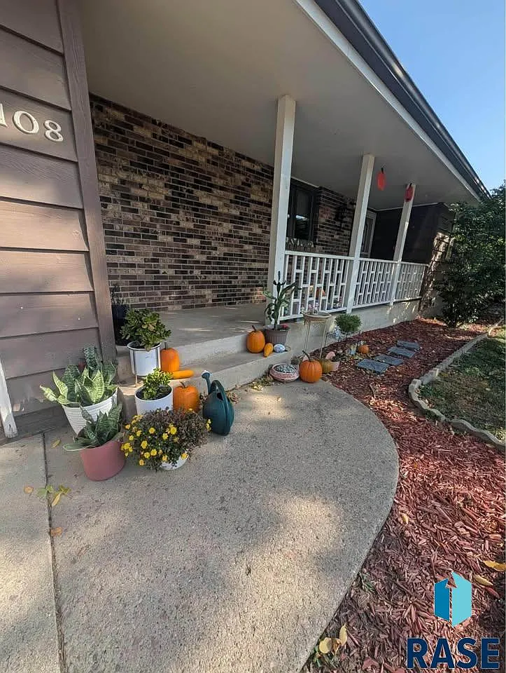 4 bed, 1953 sqft, $2,400 — Photo 2
