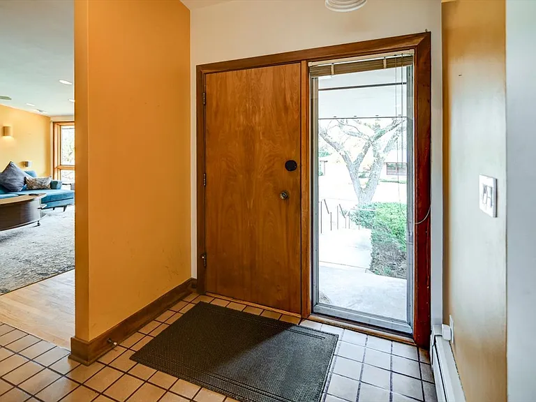 4746 Lafayette Dr — Photo 10