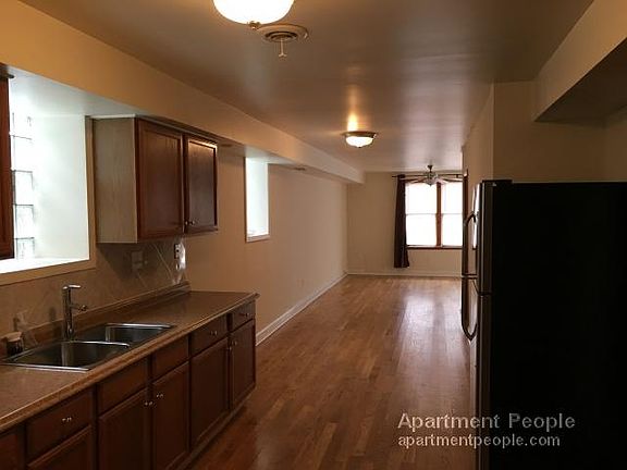 3rd image of 1519 W Grand Ave