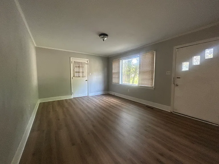 1060 Westchester St — Photo 5