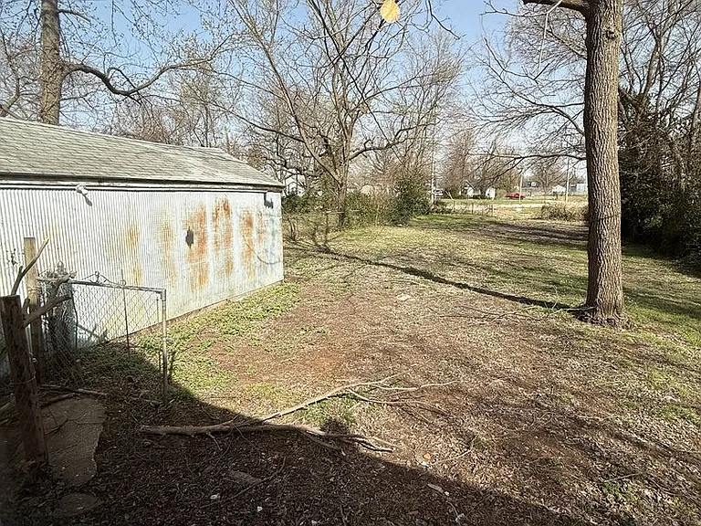 1017 W Locust St — Photo 15