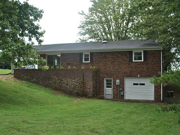 Basement has 1 car garage 
