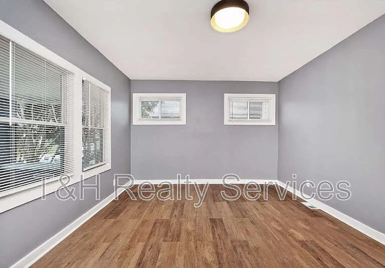 1927 N Dearborn St — Photo 17